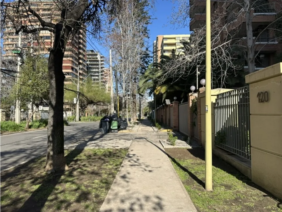 Imagen 1 de 17 de La Gloria / Apoquindo / Metro Escuela Militar