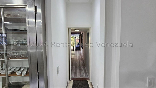 En Venta Impresionante Casa Ubicada En La Urbanización La Floresta 24-27529