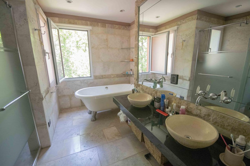 Casa De 5 Ambientes Con Dependencia De Servicio En Venta, En Martínez.