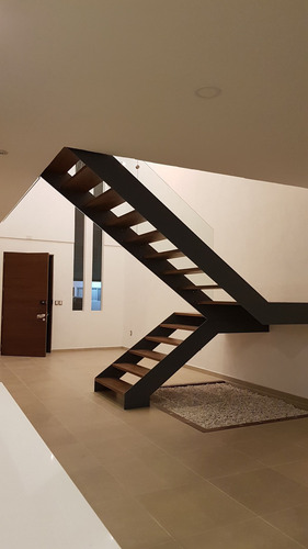 Preciosa Casa En La Condesa Juriquilla, Estudio O 4ta Recamara En P.b, Jardín.-