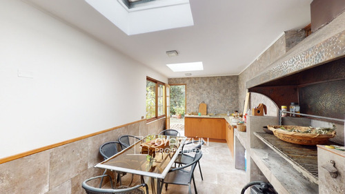 Casa En Venta En Condominio De 4 Dormitorios 4 Baños 2 E