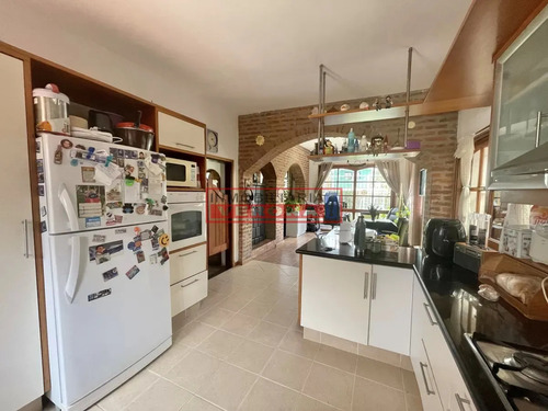 Oportunidad ! Vende Casa De 3 Dormitorios En Muy Buen Estado, Playa Mansa - Punta Del Este