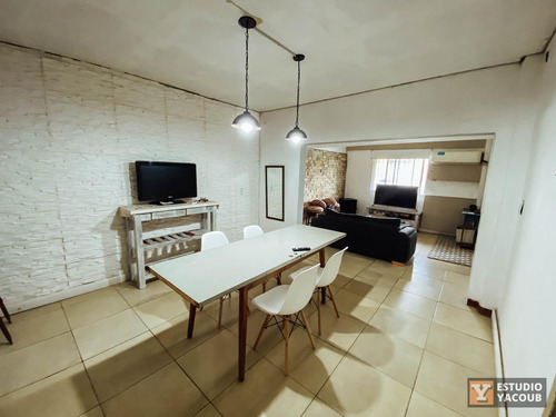 Casa En Venta - 2 Dormitorios 1 Baño - 95mts2 - Abasto, La Plata