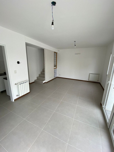 Imagen 5 de 13 de Hermoso Duplex 3 Amb. Con Cochera Al Pozo En Monte Grande
