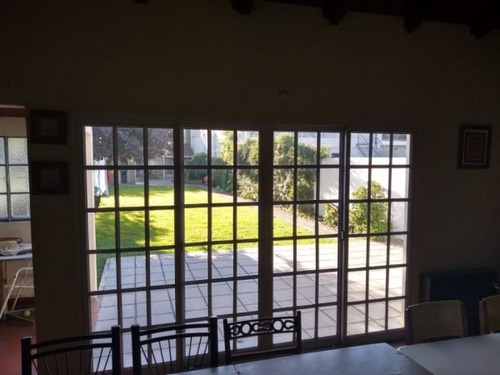 Imagen 15 de 29 de Hermoso Chalet De Estilo Construido Sobre Amplio Lote De 8,66 X 54,57