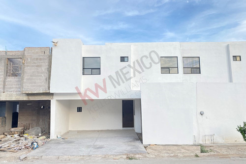 Casa En Venta En Torreón Con 3 Recamaras Y Doble Altura En Área Social