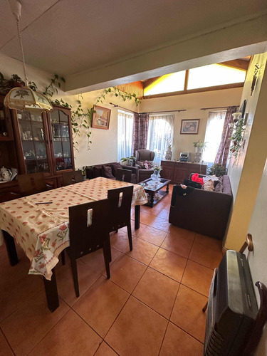 Hermosa Casa De 4 Dormitorios, A Una Cuadra Del Metro