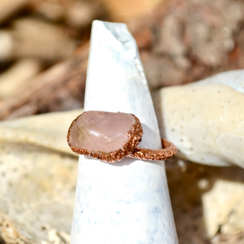 Imagen 4 de 7 de Anillo Texturado Con Piedra Natural Cuarzo Rosa Y Cobre