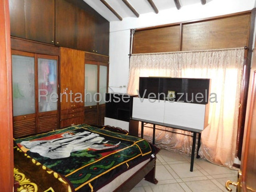 Fredxia Castillo Vende Amplia Casa, Amoblada Y Con Piscina En La Avenida Los Abogados De Barquisimeto # 25-11394