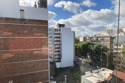 Dueño Alquila Apto 1 Dorm Y 1/2. Muy Cerca Del Mar. Al Frente. Luminoso. Excelente Estado. No Inmobiliarias.