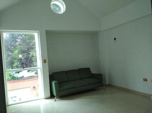 Townhouse En Venta En La Cooperativa Maracay Aragua 23-4820 Irrr