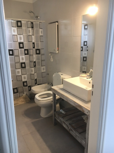 Casa Muy Luminosa, Amplios Placards En Dormitorios, Jardin Con Árboles