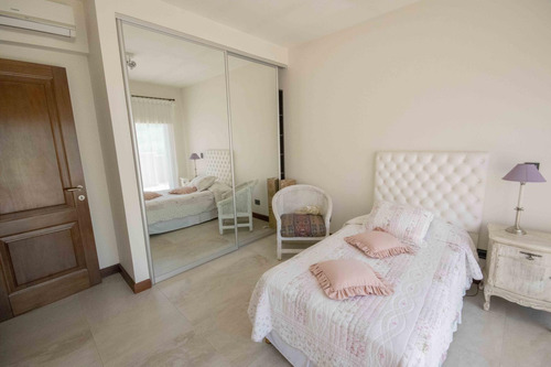Casa De 5 Ambientes Con Dependencia De Servicio En Venta, En Martínez.