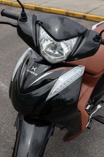 A Jet 125ss 2025 Preta Com O Banco Marrom.