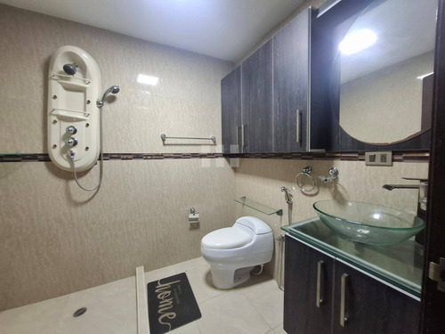 Amplio Townhouse En Venta En La Urb. Los Cortijos De Oriente