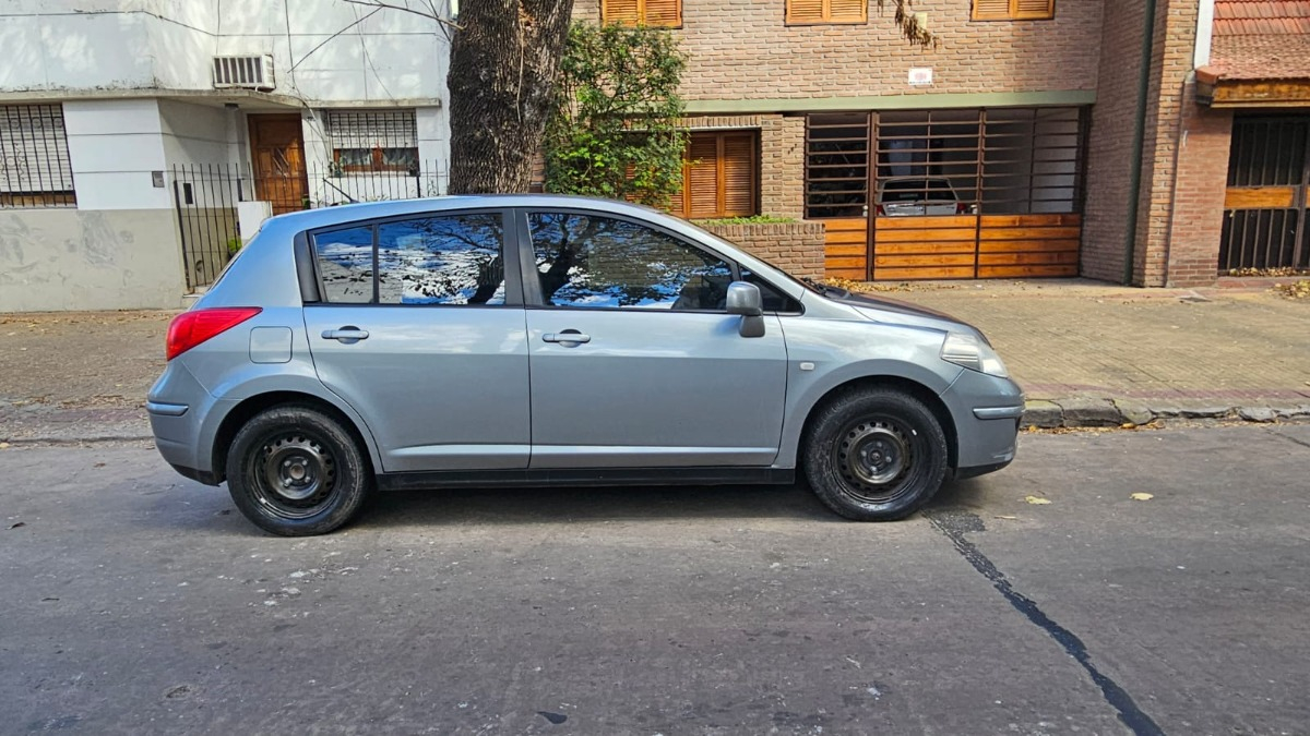 Nissan Tiida 1.8 Visia