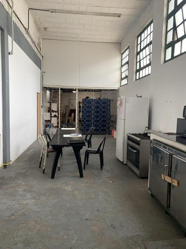 Establecimiento Industrial De 1350 M2 Cubiertos, Con Salida A Dos Calles