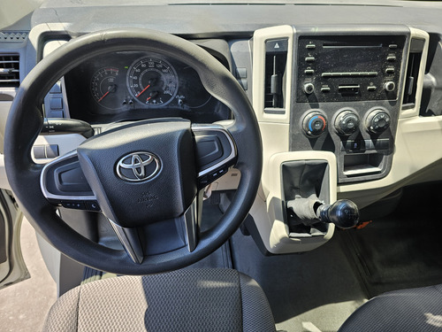 Toyota Hiace SUPER LARGA TM