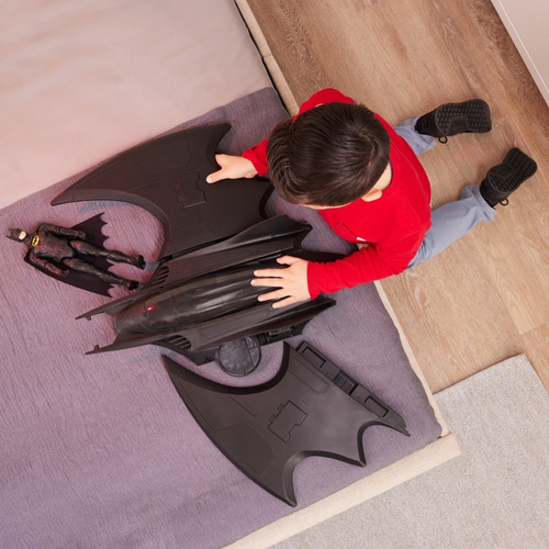 Figura De Acción Dc Comics Vehículo Batwing Con Batman 3