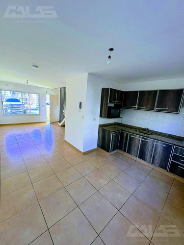 Real Oportunidad! Hermoso Duplex De 3 Ambientes Dentro De Un Muy Lindo Complejo. Bajas Expensas!