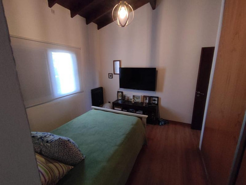Casa De Cuatro Ambientes, En Venta - Haedo -