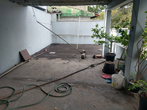 Imagem 7 de 14 de Casa Com 1 Dormitório 1 Banheiro/1 Salão Comercial