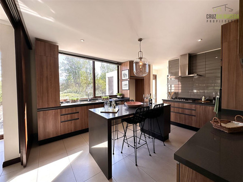 Casa En Venta De 3 Dorm. En Colina