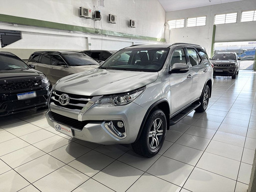Toyota Hilux SW4 2.7 SR 7 LUGARES 4X2 16V