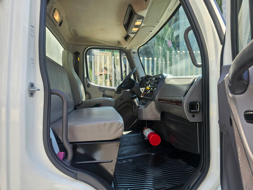 Camion Freightliner M2 106 Caja Seca Aut 2017