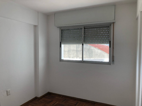 Lega Propiedades Alquila Excelente Apartamento De Dos Dormitorios, Céntrico Edificio Esmeralda, Primer Piso