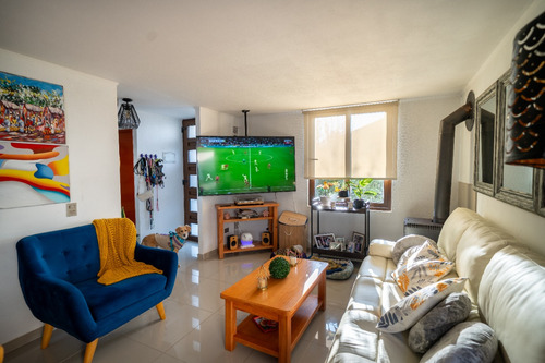 Casa Remodelada De Tres Pisos Y 4 Dormitorios En Condominio