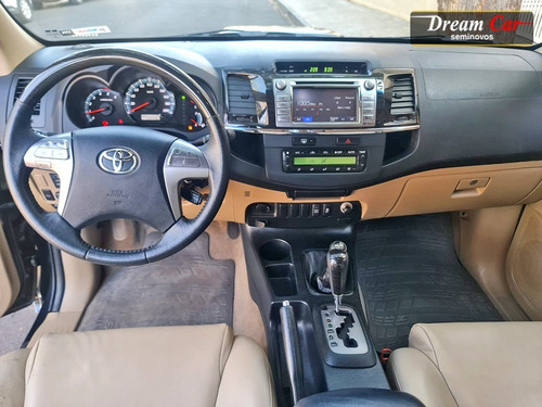 Imagem 6 de 14 de Toyota Hilux Sw4 3.0 Srv 4x4 7 Lugares 2014
