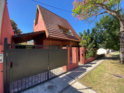 Chalet En Dos Plantas Con Nuy Buena Calidad Constructiva Castelar Norte