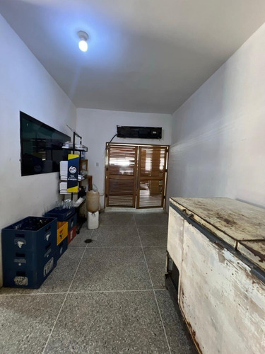 Local Comercial En Puerto Cabello, De 2 Niveles Con Fondo De Comercio Y Licencia De Licores. Zc.p