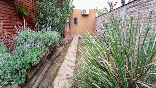 Casa De 3 Ambientes Reciclada A Nuevo En Ituzaingo - Excelente Ubicacion A 200 Metros De Acceso Oeste