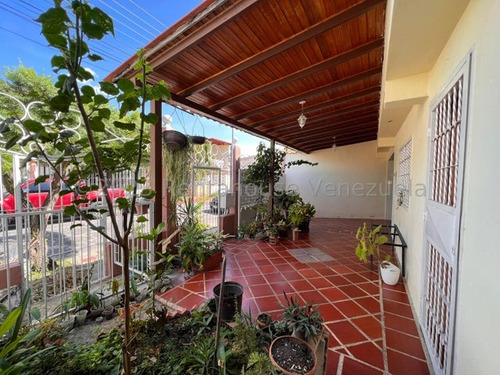 Casa En Venta Urb. Valles De Santa Rita 22-24246 Hc