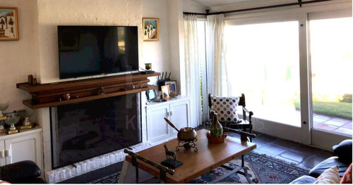 Se Vende Casa En Barrio Pinares 5 Dorm. 3 Ba. A Una Cuadra