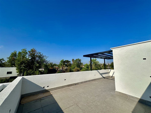 Casa En Venta De 3 Dorm. En Las Condes