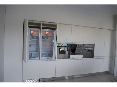 Apartamento En Brava, 4 Dormitorios *- Ref: 2560
