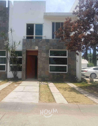 Casa En Marcelino Garcia Barragán, Zapopan Con 3 Recámaras, 100 M², Id: 131292