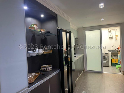 Townhouse En Venta Con Muy Buenos Acabados, Pisos De Marmol, Cocina Empotrada Ym Tope De Cuarzo, Pared Decorada En Coralina. San Diego