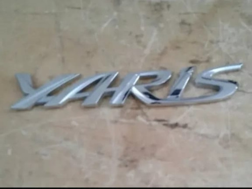 Toyota Yaris Emblema 'yaris' #75445-0d390 Original Usado 