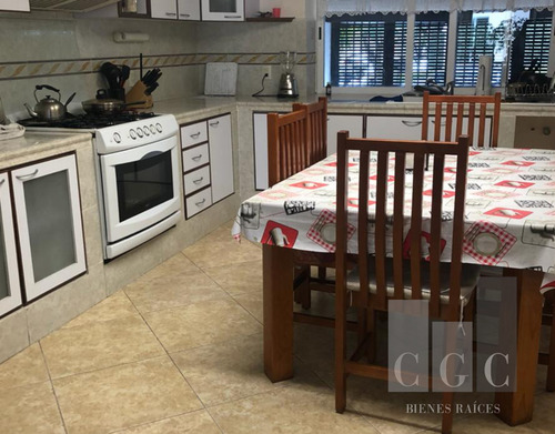 Espaciosa Casa En Venta En Fraccionamiento Cerrado, Frente Al Parque