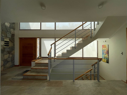 Moderna Casa Con Espectacular Vista A La Cordillera