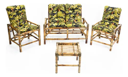 Conjunto de sofá, duas poltronas e mesa auxiliar de vime com almofadas estampadas