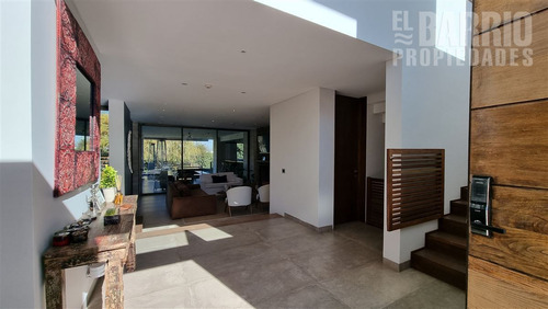 Casa En Venta De 5 Dorm. En Las Brisas