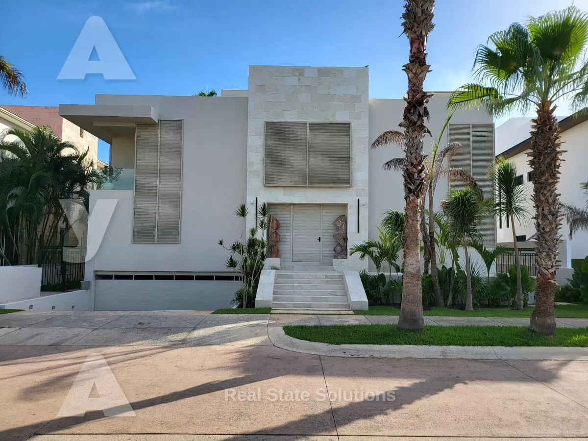 Casa En Venta, 5 Recámaras, Remodelada 50 Paneles, Muelle 64 Pies, Puerto Cancún