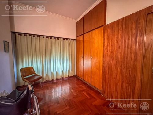 Casa En Venta De 4 Ambientes, Bernal.