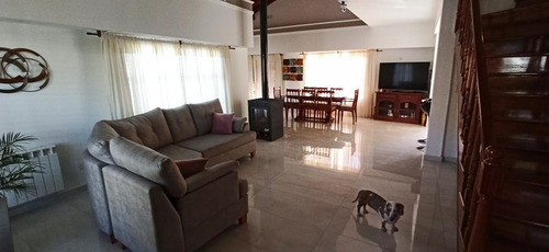 Excelente Chalet De 4 Ambientes Sobre Lote De 500m2