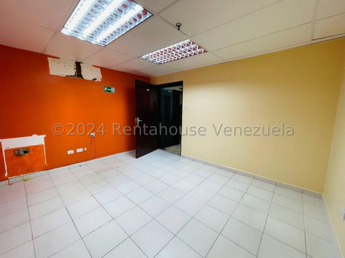 Oficina Comercial O Showroom, En La Iconica Y Prestigiosa Torre Sindoni De Maracay 24-23542 Irrr